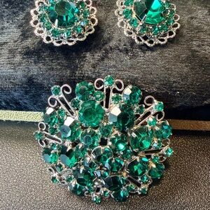 Original Box Vintage Weiss Set - Green Rhinestones, Mint Condition!